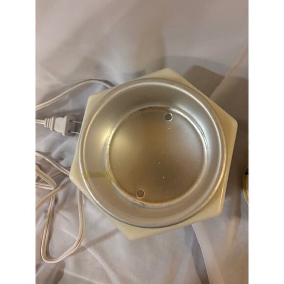 GiGi Hair Removal Wax Warmer, Space Saver, Compact 8 x 6 x 6 - Picture 3 of 3